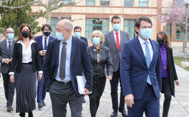 Ciudadanos se ancla al pacto en Castilla y León mientras el PP le declara la guerra en Madrid