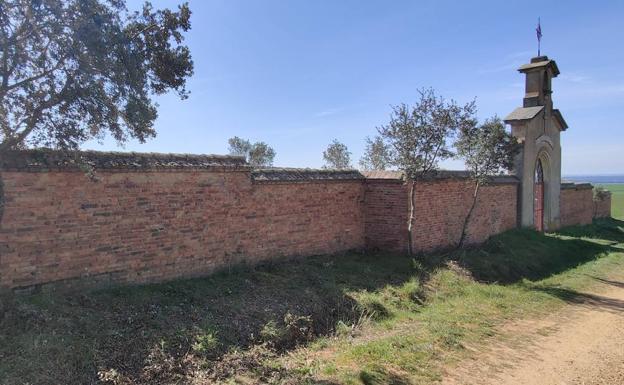 Carrascal de Barregas limpia y adecenta un recorrido rural