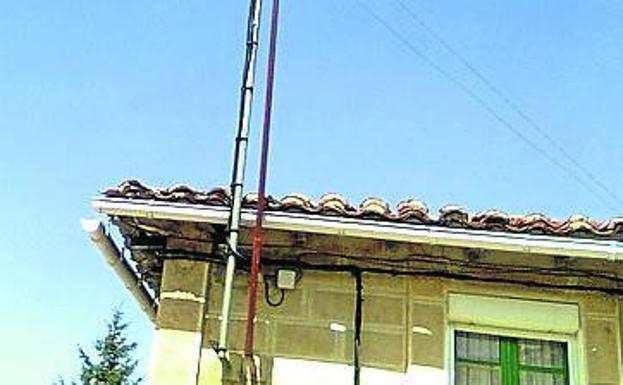 Condenan al Consistorio de Castrejón a retirar una farola de la pared de una vivienda