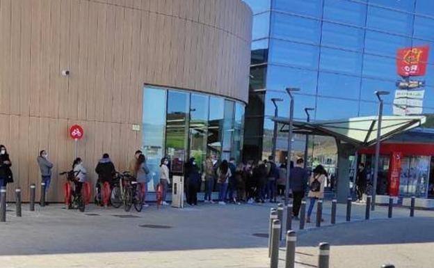 Largas colas en RÍO Shopping en el primer fin de semana con los centros comerciales abiertos en Valladolid