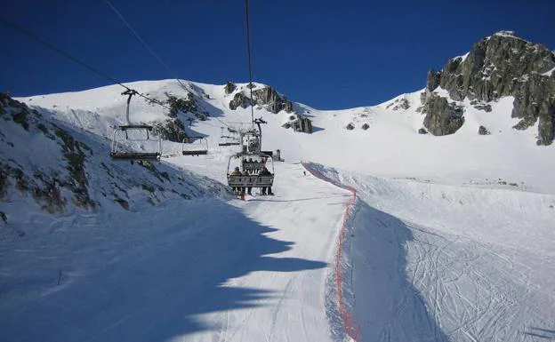 3.200 esquiadores visitan durante el fin de semana las estaciones de San Isidro y Leitariegos