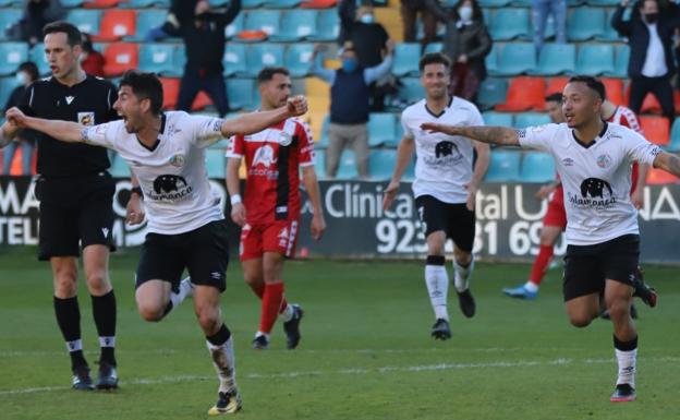 El Salamanca UDS se lleva el derbi en el descuento y obliga a Unionistas a luchar hasta el final por la PRO directa (2-1)