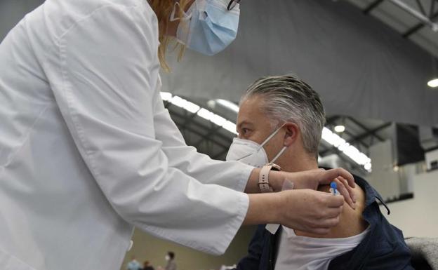 El vicepresidente de la Comisión Europea admite errores en la estrategia de vacunación