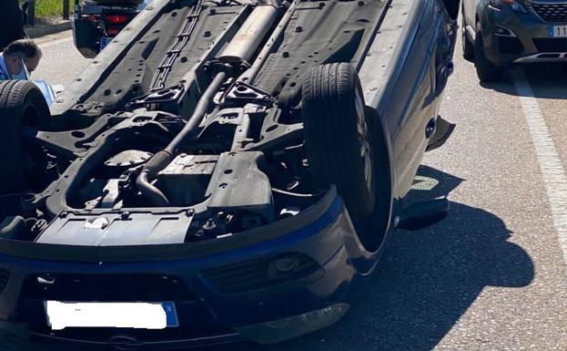 Herida una conductora al chocar contra un camión y volcar en la ronda este de Valladolid