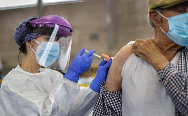 Voluntarios de Protección Civil acompañarán en la capital a las personas mayores a vacunarse