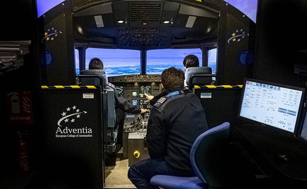 La Agencia Estatal de Seguridad Aérea visita el Centro de Simuladores de Adventia para otorgar cinco nuevas certificaciones