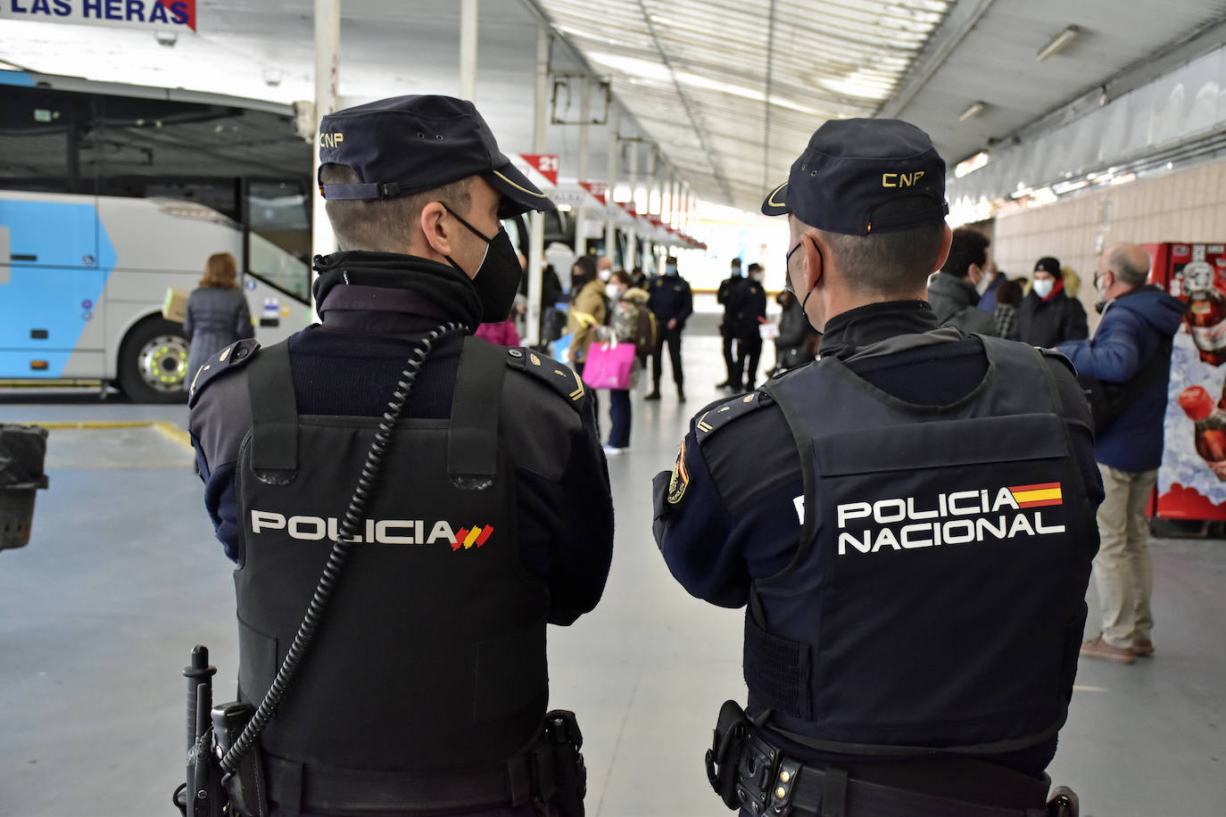 La Policía Nacional controla la movilidad en las estaciones de trenes y autobuses de Valladolid