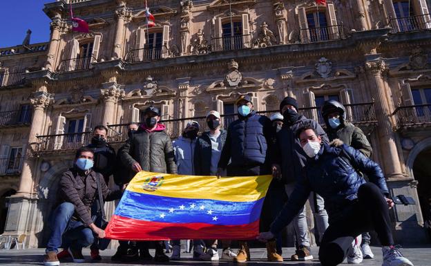 Los venezolanos residentes en Salamanca denuncian problemas para validar los permisos de conducir