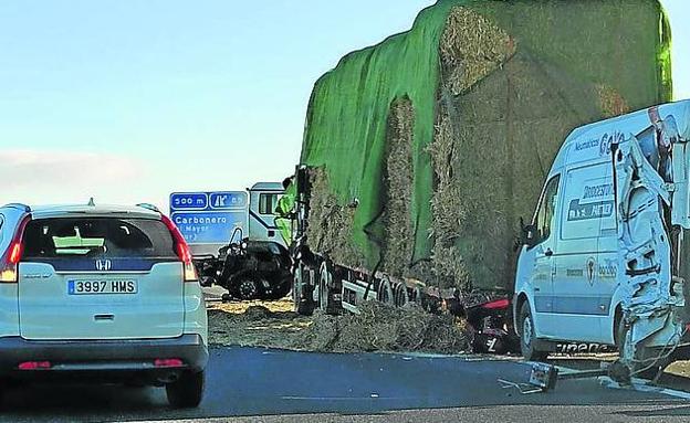 Tres heridos en un choque entre dos vehículos en la CL-603