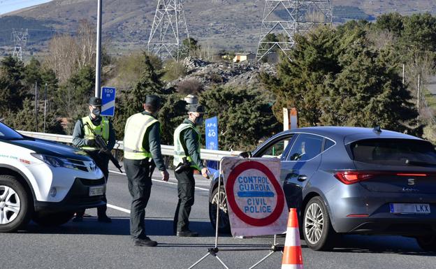 Policía y Guardia Civil endurecen los controles para garantizar el cierre perimetral en el puente de San José