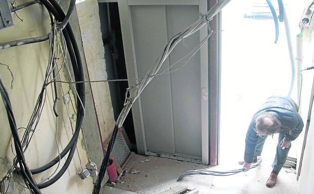 Los ascensores de los Rosales siguen a la espera de que Fenosa cambie el cableado