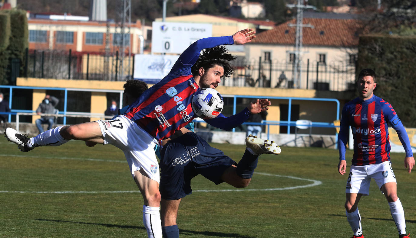 Tablas en el derbi entre el CD La Granja y la Gimnástica Segoviana (0-0)