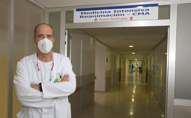 Antonio Álvarez, jefe de la UCI de Palencia: «Hay una falsa sensación de que esto va bien y es un error que debemos evitar»