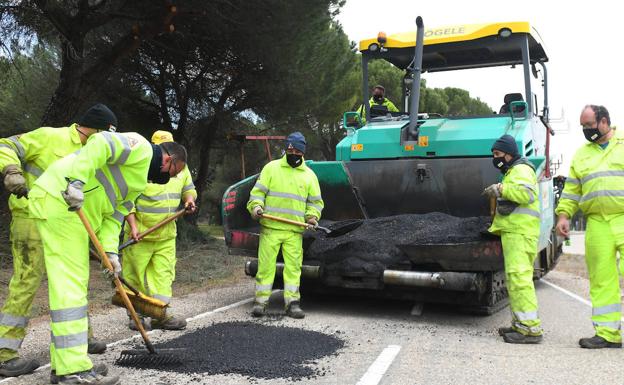 La Junta repara los 3,7 kilómetros del carril-bici del Pinar de Antequera para eliminar baches y desconchones