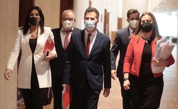 Los procuradores antes de la moción de censura en Castilla y León: «Aquí, a echar el día»