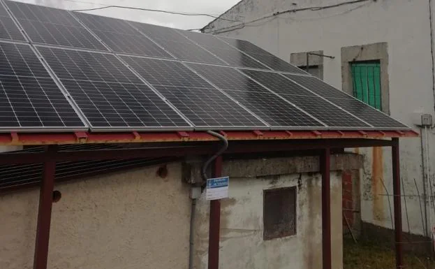 Cristóbal de la Sierra reduce un 70% su factura eléctrica con paneles solares en su sistema de elevación de aguas