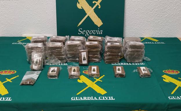La Guardia Civil detiene a un hombre que llevaba 67 tabletas de hachís en la rueda de repuesto de una furgoneta