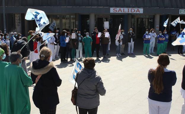 Protestas de los técnicos de cuidados de enfermería por el acuerdo entre la Junta y Satse