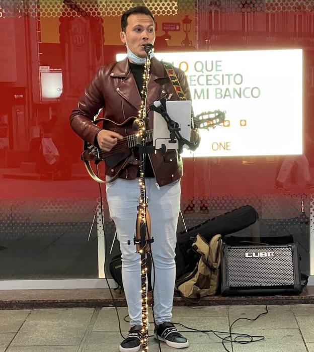 Cristian Navarro, el profesor y músico vallisoletano que toca en las calles de Vigo