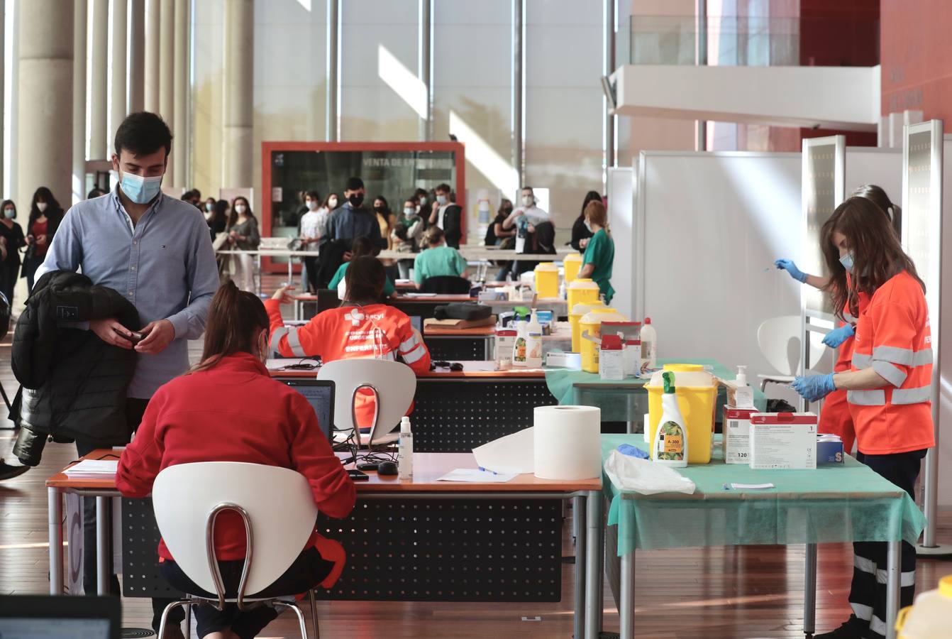 Primera jornada de vacunación de AstraZeneca en el Miguel Delibes de Valladolid después de su suspensión