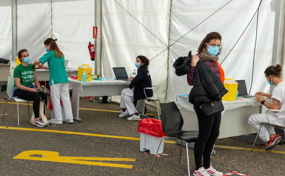 Los docentes acuden con respeto e ilusión a vacunarse con la AstraZeneca en Palencia