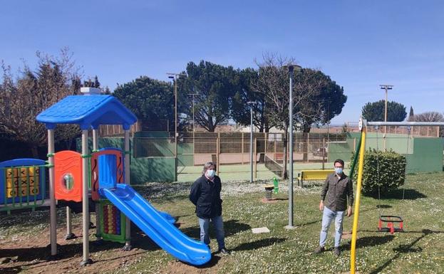 Carrascal de Barregas construye un parque infantil y otro biosaludable en Peñasolana
