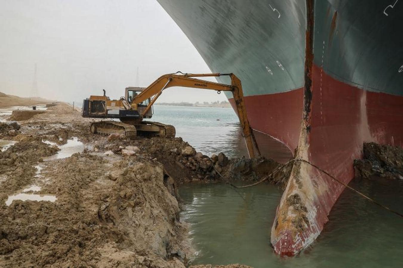 El bloqueo del canal de Suez, en imágenes
