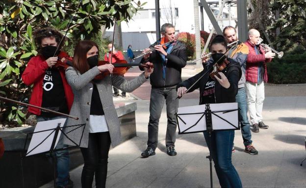 Miradas suena pese a la prohibición de la Fundación Siglo para celebrar sus 10 años