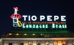 El icónico luminoso de Tío Pepe, con La Hora del Planeta