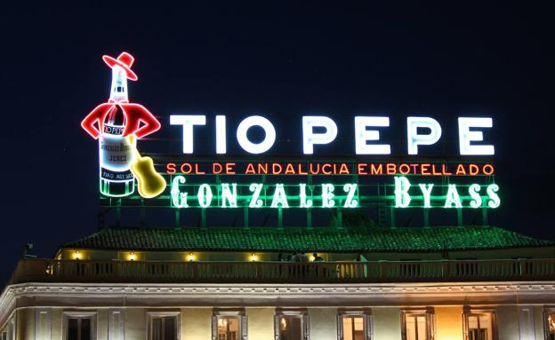 El icónico luminoso de Tío Pepe, con La Hora del Planeta