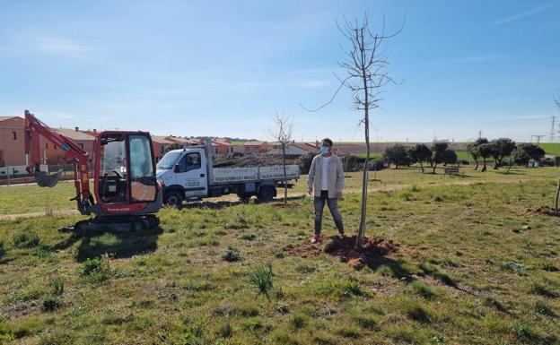 Carrascal de Barregas lanza la iniciativa 'Un niño, un árbol'