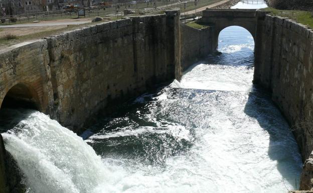 Un paseo por el Canal de Castilla y la estupenda gastronomía local