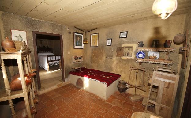 Un paseo por la historia de España a través de una señorial casa de adobe