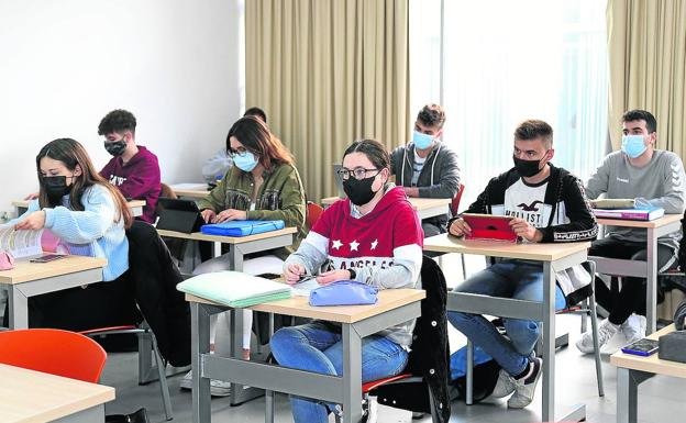 Alumnos, en una clase de la Facultad de Ciencias del Trabajo. /MANUEL BRÁGIMO