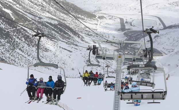 Las estaciones invernales de León reciben 3.558 esquiadores en el arranque de la Semana Santa