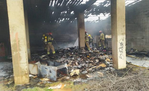 Los bomberos sofocan un incendio en una nave abandonada de El Pinarillo