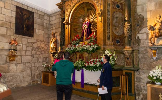 Los nazarenos prenden a Jesús de Medinaceli en el interior de la iglesia de San Miguel de Palencia