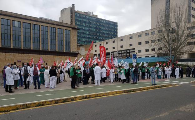 Indignación de los sanitarios por el acuerdo «ilegal y perverso» entre la Junta y Satse