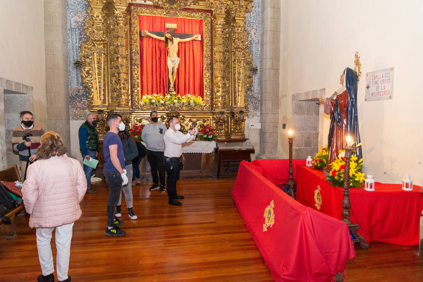 La Misericordia traslada la Virgen del Perdón hasta la Compañía para solicitar el Indulto del Cristo