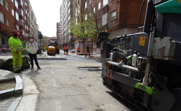 El asfaltado de la calzada permitirá la reapertura al tráfico de la calle Soto de Valladolid dos meses después