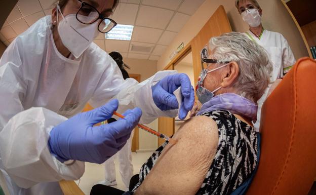 España no logra vacunar al 80% de los mayores de 80 años antes de abril