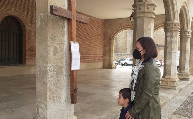 Las cofradías riosecanas colocan cruces en las calles para hacer el camino del calvario