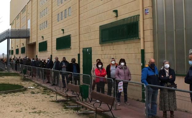 Los segovianos del 56 'procesionan' en el Pedro Delgado para vacunarse contra la covid