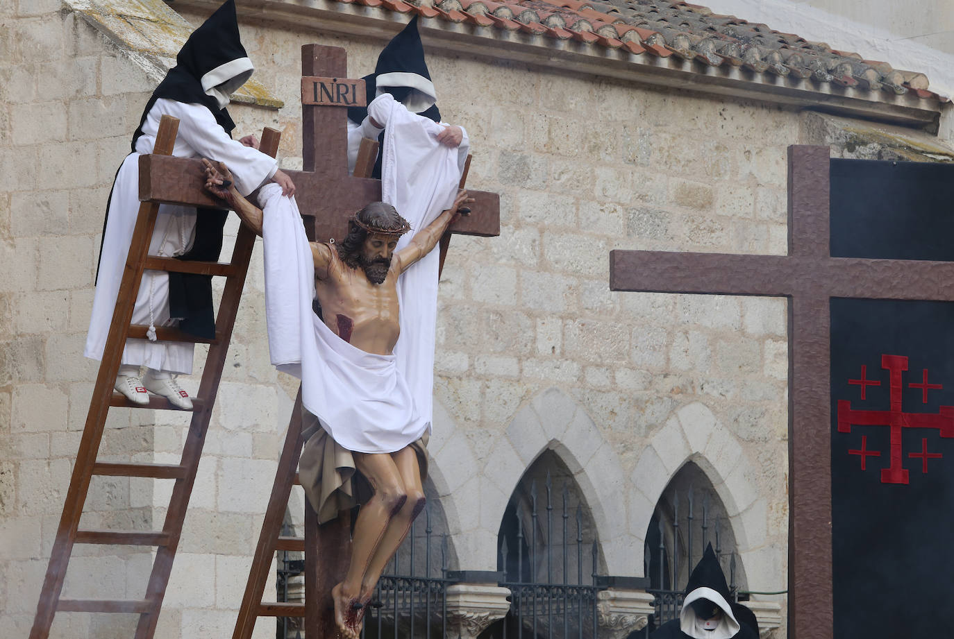 Los cofrades del Sepulcro escenifican el Descendimiento en la plaza de San Francisco de Palencia