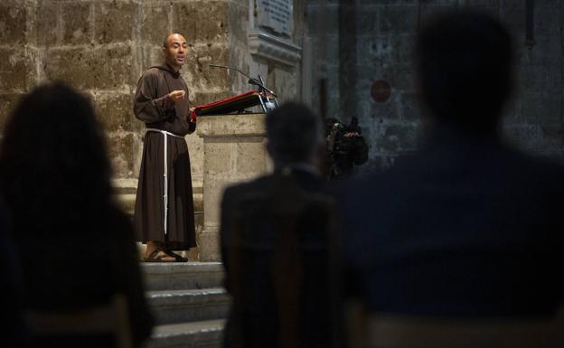 «En medio de la intemperie, podemos estar solos juntos», proclama Herrero en el Sermón de la Siete Palabras de Valladolid