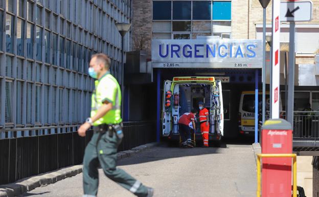 Dos heridos tras la salida de vía y vuelco de un turismo en Aldeatejada