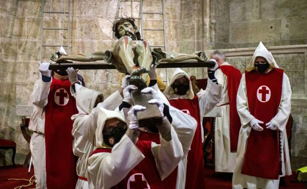 El Cristo del Silencio se reúne con sus devotos en la parroquia San Pedro y San Isidoro de Ciudad Rodrigo