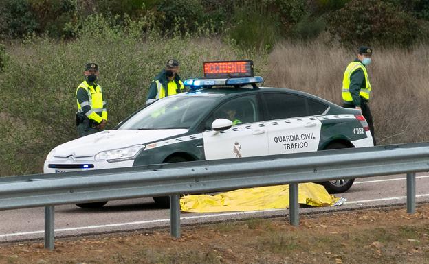 Muere un motorista de la Guardia Civil al salirse de la vía en la A-62 en Salamanca