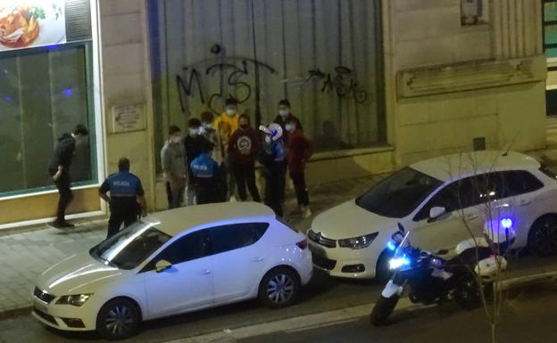 Multadas doce personas y el dueño de un bar de Valladolid por celebrar una fiesta en pleno toque de queda