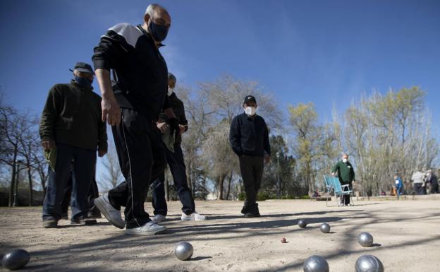 Del 'buena bola' al '¡no arrimes tanto!': así se disfruta de una buena mañana de petanca en Valladolid